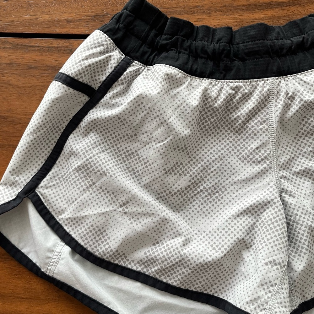 Lululemon Tracker Short III Diamond Camo Silver size 6 - Picture 5 of 11